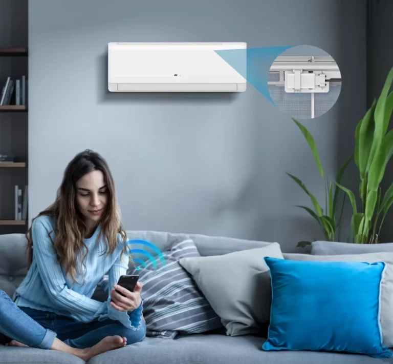 Klimatyzator ścienny z funkcją Wi-Fi sterowany smartfonem, kobieta korzystająca z aplikacji w nowoczesnym salonie.